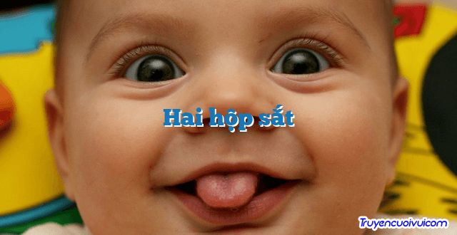 Hai hộp sắt